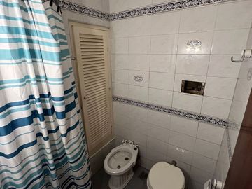 Casa 5 ambientes con garage, fondo y piscina. Excelente