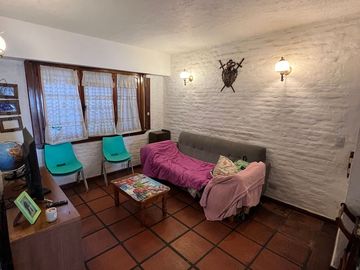 Casa 5 ambientes con garage, fondo y piscina. Excelente