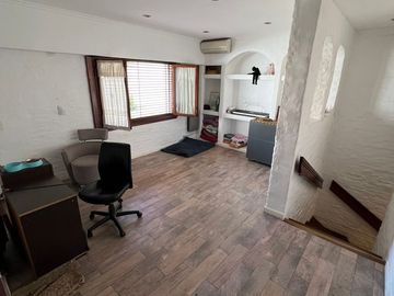 Casa 5 ambientes con garage, fondo y piscina. Excelente