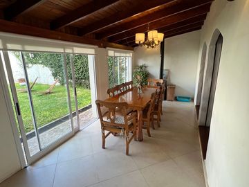 Casa 5 ambientes con garage, fondo y piscina. Excelente