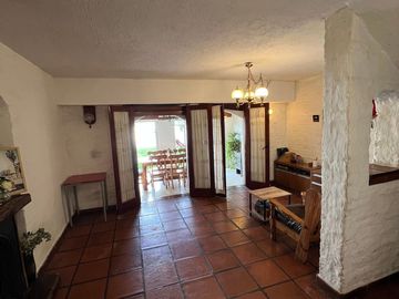 Casa 5 ambientes con garage, fondo y piscina. Excelente