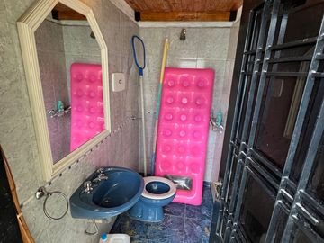 Casa 5 ambientes con garage, fondo y piscina. Excelente