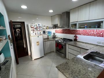 Casa 5 ambientes con garage, fondo y piscina. Excelente