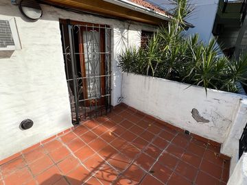 Casa 5 ambientes con garage, fondo y piscina. Excelente