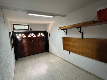 Casa 5 ambientes con garage, fondo y piscina. Excelente