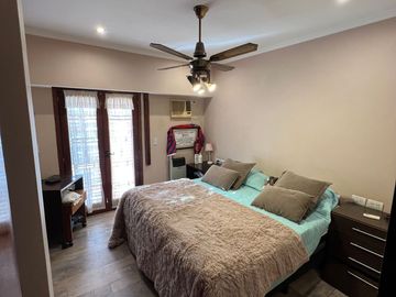 Casa 5 ambientes con garage, fondo y piscina. Excelente