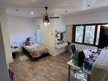 Casa 5 ambientes con garage, fondo y piscina. Excelente