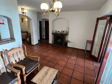 Casa 5 ambientes con garage, fondo y piscina. Excelente