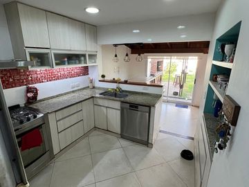 Casa 5 ambientes con garage, fondo y piscina. Excelente