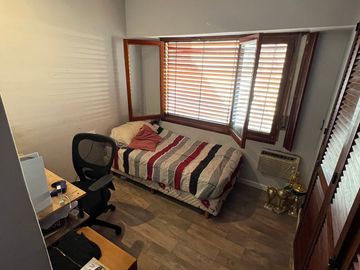 Casa 5 ambientes con garage, fondo y piscina. Excelente