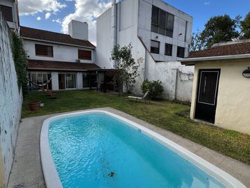 Casa 5 ambientes con garage, fondo y piscina. Excelente