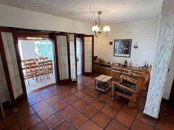 Casa 5 ambientes con garage, fondo y piscina. Excelente