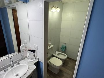 Casa 5 ambientes con garage, fondo y piscina. Excelente