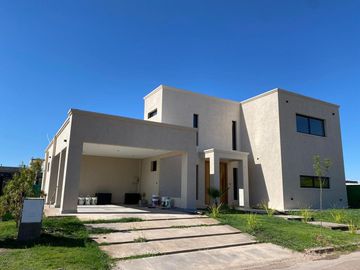 CASA CATEGORÍA BARRIO LA TOSCANA VISTALBA