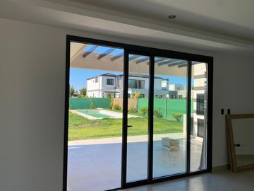 CASA CATEGORÍA BARRIO LA TOSCANA VISTALBA