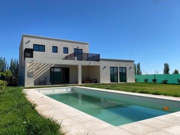 CASA CATEGORÍA BARRIO LA TOSCANA VISTALBA