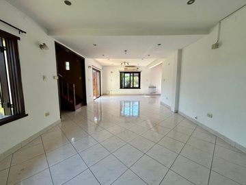 Casa de 7 ambientes y 5 habitaciones venta Ezeiza