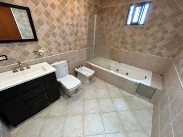 Casa de 7 ambientes y 5 habitaciones venta Ezeiza