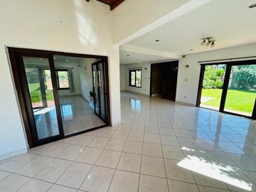Casa de 7 ambientes y 5 habitaciones venta Ezeiza