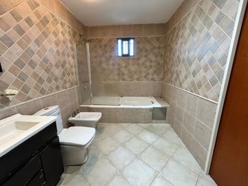 Casa de 7 ambientes y 5 habitaciones venta Ezeiza