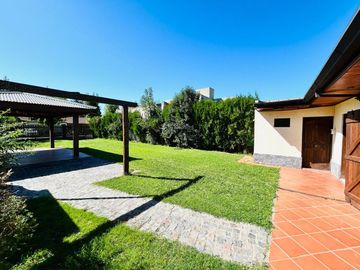 Casa de 7 ambientes y 5 habitaciones venta Ezeiza