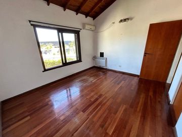 Casa de 7 ambientes y 5 habitaciones venta Ezeiza