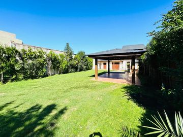 Casa de 7 ambientes y 5 habitaciones venta Ezeiza