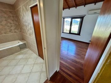 Casa de 7 ambientes y 5 habitaciones venta Ezeiza