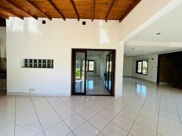 Casa de 7 ambientes y 5 habitaciones venta Ezeiza