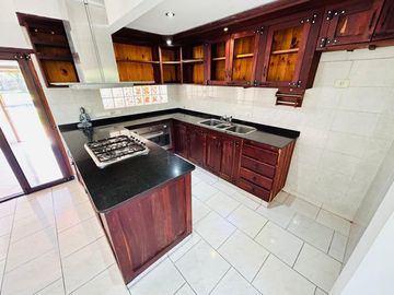 Casa de 7 ambientes y 5 habitaciones venta Ezeiza