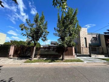 Casa de 7 ambientes y 5 habitaciones venta Ezeiza
