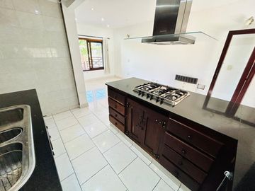 Casa de 7 ambientes y 5 habitaciones venta Ezeiza