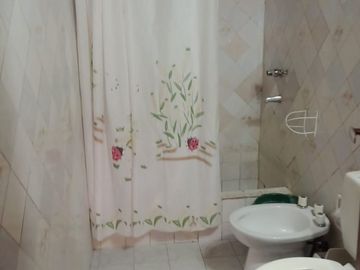 VENTA DE CASA A RECICLAR EN GUAYMALLEN