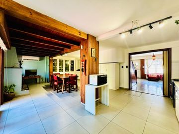 VENTA CASA RAMOS MEJIA 6 AMBIENTES CON PISCINA Y C
