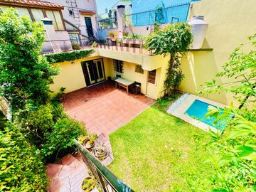 VENTA CASA RAMOS MEJIA 6 AMBIENTES CON PISCINA Y C