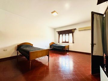 VENTA CASA RAMOS MEJIA 6 AMBIENTES CON PISCINA Y C