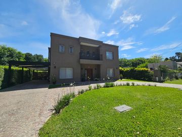 SAN CARLOS COUNTRY VENTA- CASA 5 amb con pileta