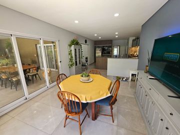 SAN CARLOS COUNTRY VENTA- CASA 5 amb con pileta