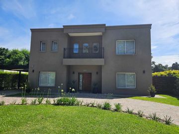 SAN CARLOS COUNTRY VENTA- CASA 5 amb con pileta