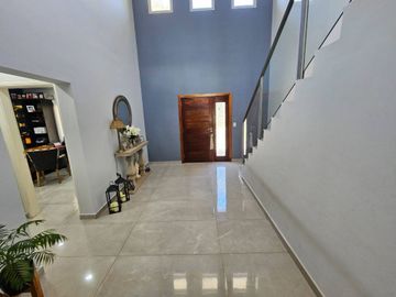 SAN CARLOS COUNTRY VENTA- CASA 5 amb con pileta