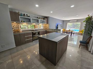 SAN CARLOS COUNTRY VENTA- CASA 5 amb con pileta