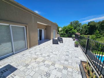 SAN CARLOS COUNTRY VENTA- CASA 5 amb con pileta