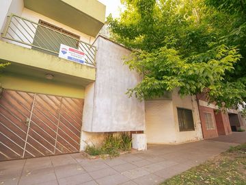 VENTA CASA BANFIELD COCHERA JARDIN 4 AMBIENTES