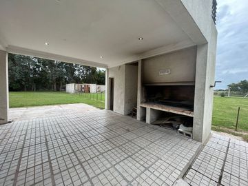 VENTA CASA QUINTA CHASCOMUS CON CABAÑAS Y PISCINA