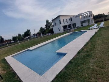 VENTA CASA QUINTA CHASCOMUS CON CABAÑAS Y PISCINA