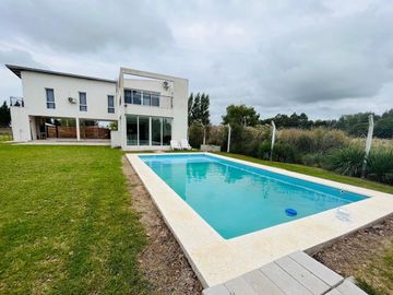 VENTA CASA QUINTA CHASCOMUS CON CABAÑAS Y PISCINA