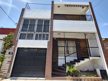 VENTA PH DOS PLANTAS 3 AMB. TERRAZA-GARAGE-BERNAL