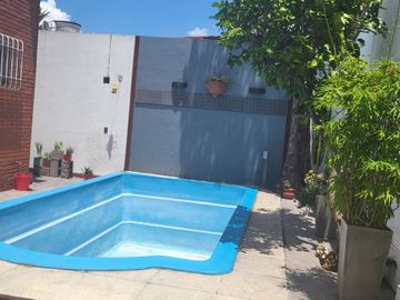 Casa 5 amb. venta Ramos Mejia. coch. pileta