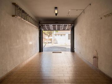 Casa 5 amb. venta Ramos Mejia. coch. pileta