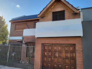Casa 5 amb. venta Ramos Mejia. coch. pileta